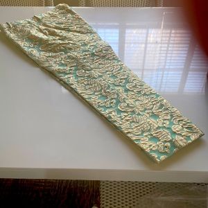 Beautiful pants that goes with the jacket.